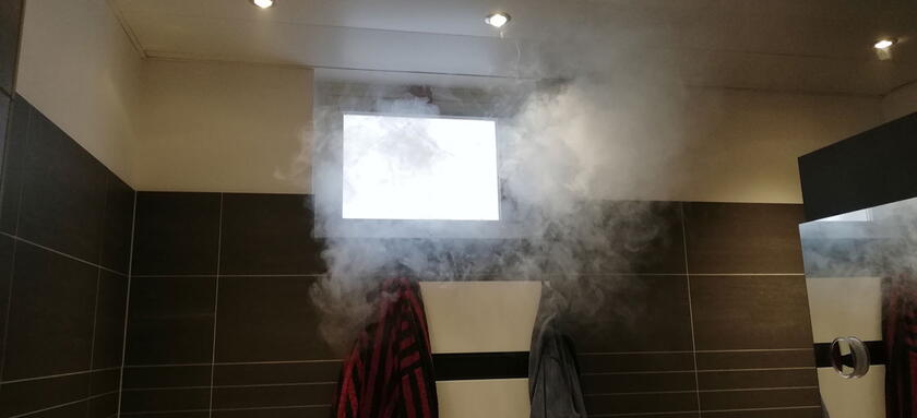 rook komt binnen door raam van badkamer