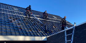 aanleg zonnepanelen op dak van een woning