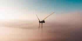 Windmolen in mist