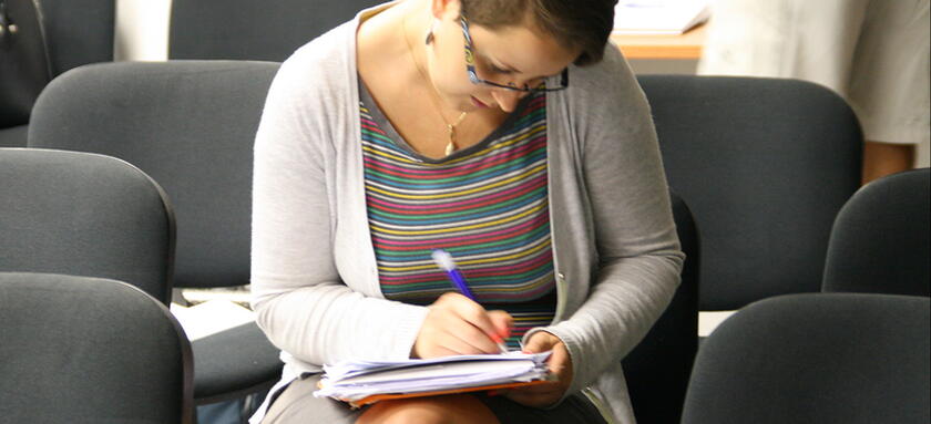 vrouw schrijft met pen op papier